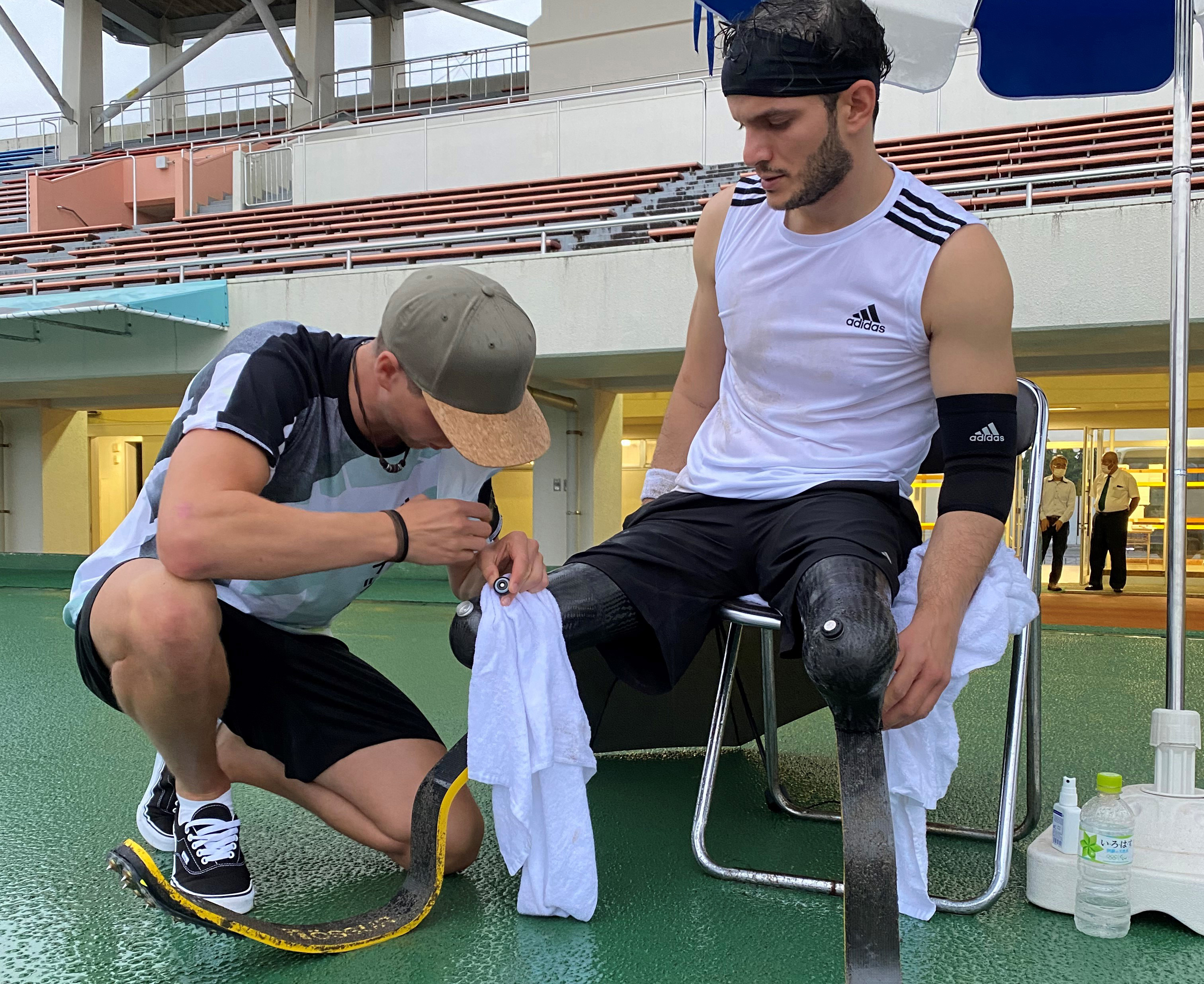 Peter Ferger mit dem Para-Leichtathleten Ali Lacin bei den Paralympics 2021 in Tokio. Foto: © APT Westerwald