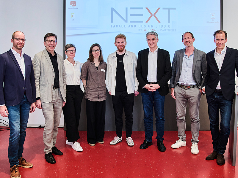 Florian Scheible von Schöne Neue Welt Ingenieure, Prof. Dipl.-Ing. Jan Krause vom office for architectural thinking, Yvonne Kavermann und Sophie Marthe von Baunetz, Sven Könning von syte, Stefan Cadosch von keeValue, Dr. Steffen Braun vom Fraunhofer-Institut für Arbeitswirtschaft und Organisation IAO und Christopher Hammerschmidt von DJH Architekten (von links nach rechts). Foto: © Mediashots / Wicona