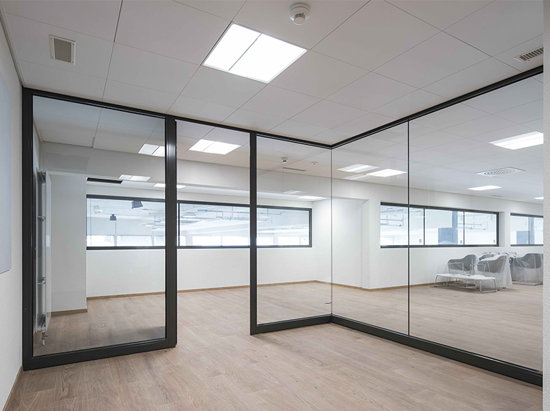 Collège Alpin International Beau Soleil: Mit der Ecklösung Contraflam Structure Corner, die ohne Eckprofile auskommt, konnten Ganzglasecklösungen verwirklicht werden, die viel Transparenz bringen. Foto: © Adrien Barakat