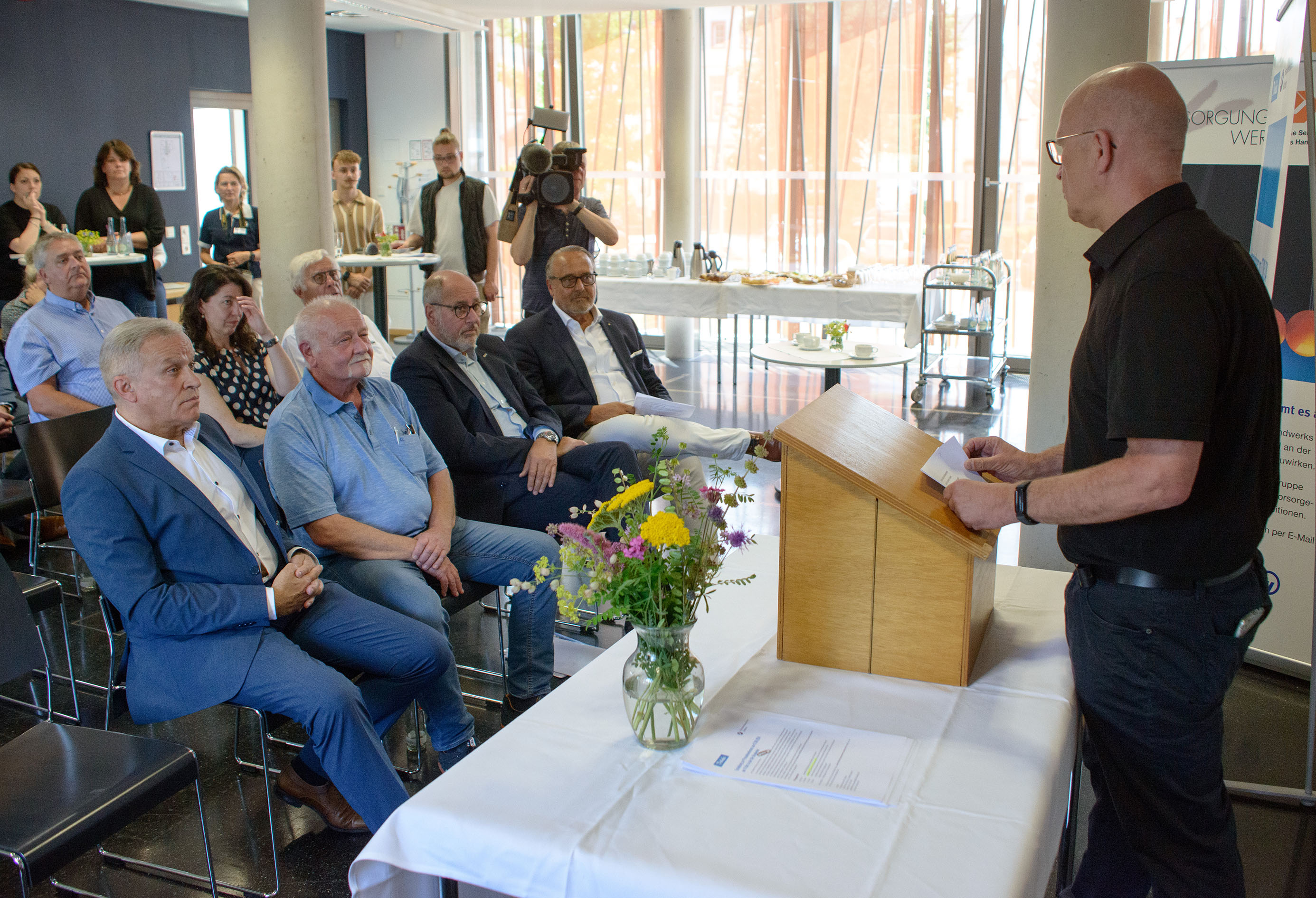 Das mediale Interesse in der Ahr-Akademie der Handwerkskammer Koblenz war groß an dem kompakt gehaltenen Dreistufenplan, mit dem Betriebe künftig umfassend vorbereitet sind und besser reagieren können auf Schadenslagen. Foto: © biesifoto.de