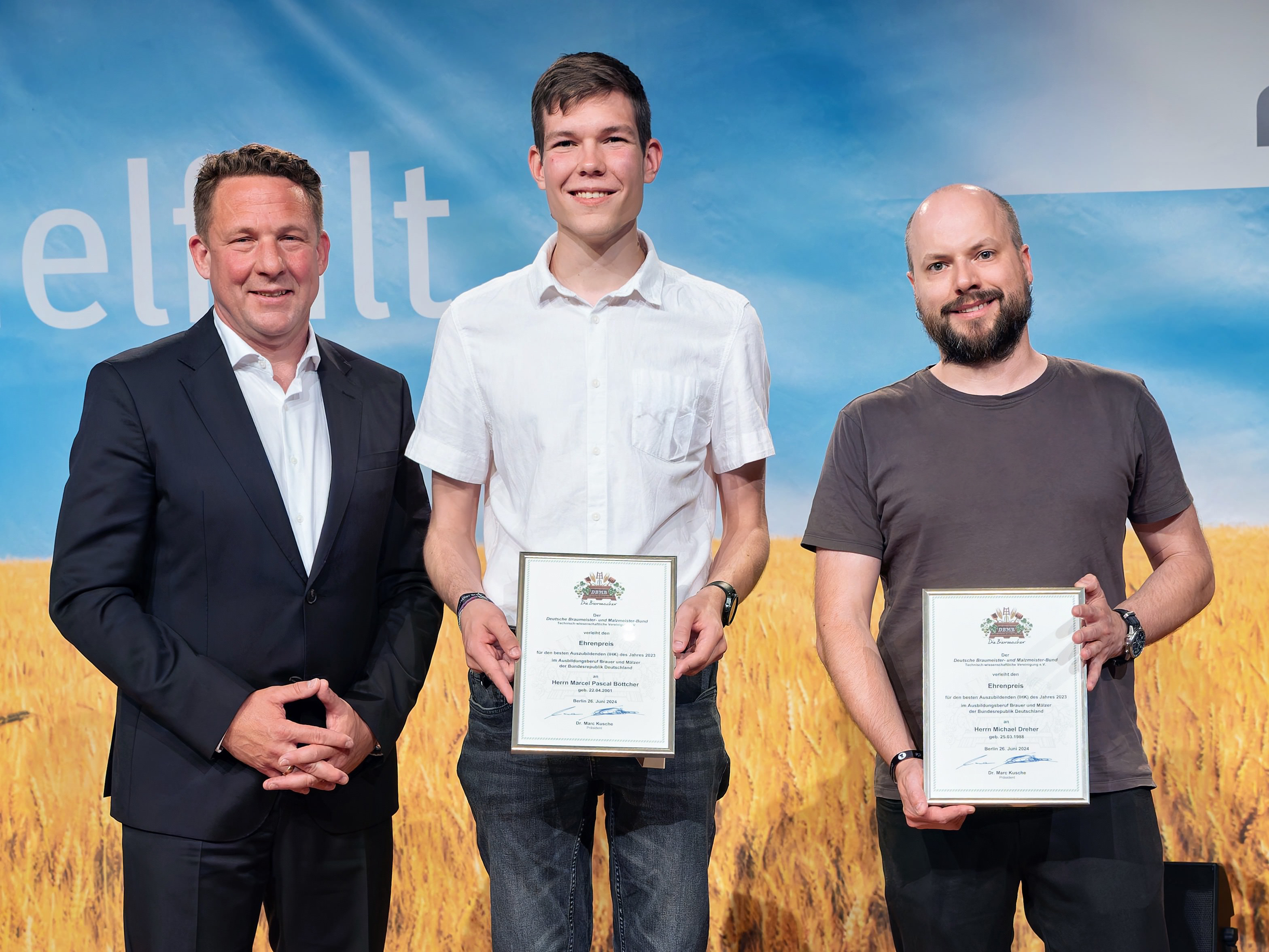 Marcel Böttcher und Michael Dreher (rechts) wurden von dem Präsidenten des Deutschen Braumeister- und Malzmeisterbundes, Dr. Marc Kusche (links), als beste Auszubildende des Jahres ausgezeichnet. Foto: © DBB/CHL PhotoDesign