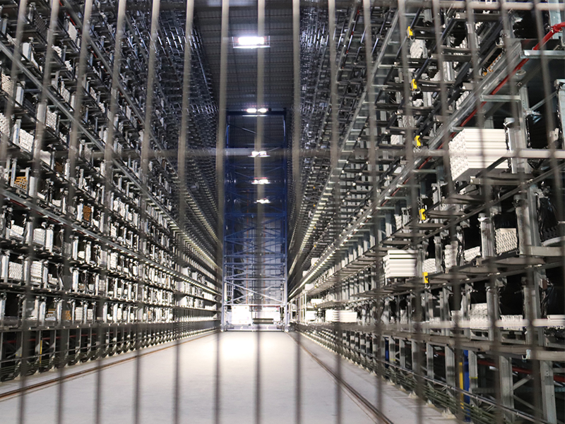 Exakt 5016 Lagerplätze für Langgutkassetten stehen in den beiden Lagerblöcken auf 25 Ebenen zur Verfügung. Die Ein- und Auslagerung erfolgt vollautomatisch. Foto: © Vössing