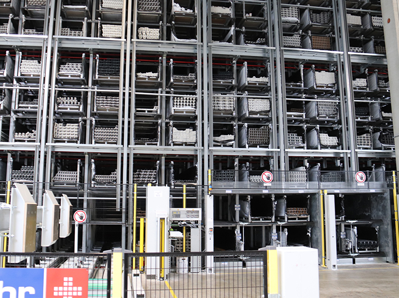 In vier Kommisionierstationen werden die Lieferungen zusammengestellt. Jede einzelne verfügt über eine automatische Kassettenausfuhr (links unten) sowie zehn Kassettenfächer für die manuelle Teileentnahme (rechts unten). Foto: © Vössing