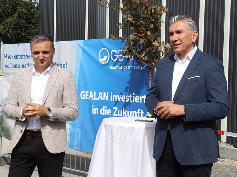 Ivica Maurović, Sprecher der Gealan Geschäftsführung (r.), und Tino Albert, Geschäftsführer Technik und Finanzen, begrüßten die Gäste bei der offiziellen Einweihung des neuen Hochregallagers in Tanna und erläuterten das Konzept und die Vorteile der Großinvestition für die logistischen Abläufe am Gealan-Standort. Foto: © Vössing