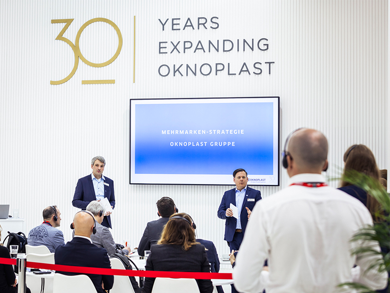 Oknoplast ist regelmäßig mit hochrangigen Vertretern bei Branchentreffen wie der Messe Fensterbau Frontale, Nürnberg, präsent. Foto: © Oknoplast