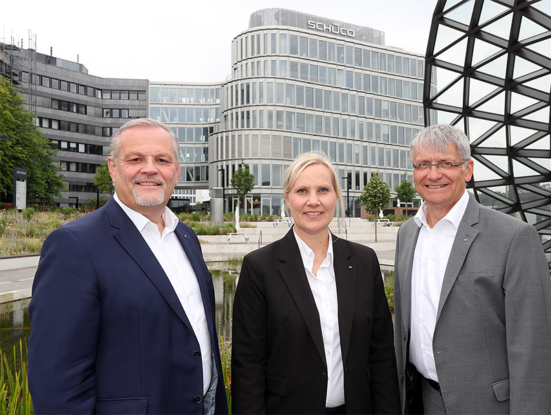 Andreas Engelhardt, Sandra Greiser und Thomas Lauritzen stellen den Schüco Jahresbericht 2023 vor (von links nach rechts). Foto: © Schüco International KG