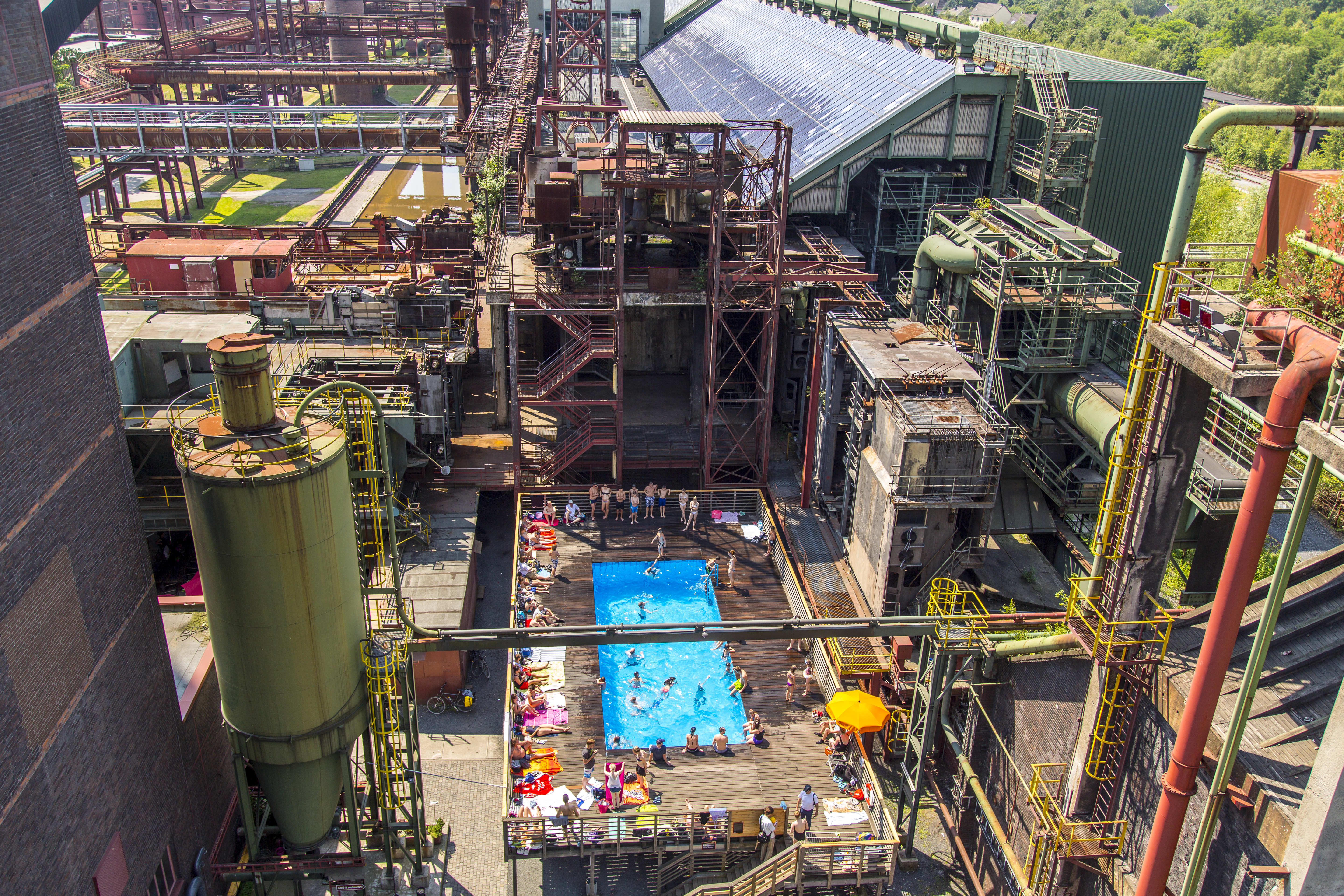 Das Werksschwimmbecken, umrahmt von einer beeindruckenden Kulisse. Foto: © Jochen Tack
