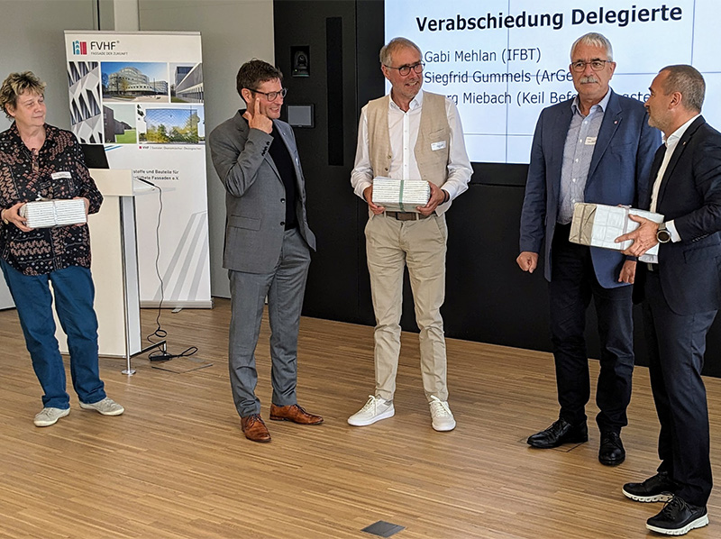 FVHF-Vorstandsvorsitzender Andreas Reinhardt (r.) und Geschäftsführer Wolfgang Häußler (2.v.l.) bedanken sich für langjähriges Engagement für den FVHF bei: Gabi Mehlan, IFBT Leipzig (l.), Siegfried Gummels, Argeton (m.) und Georg Miebach, KEIL (2.v.r.). Foto: © FVHF / Wolfgang Deil