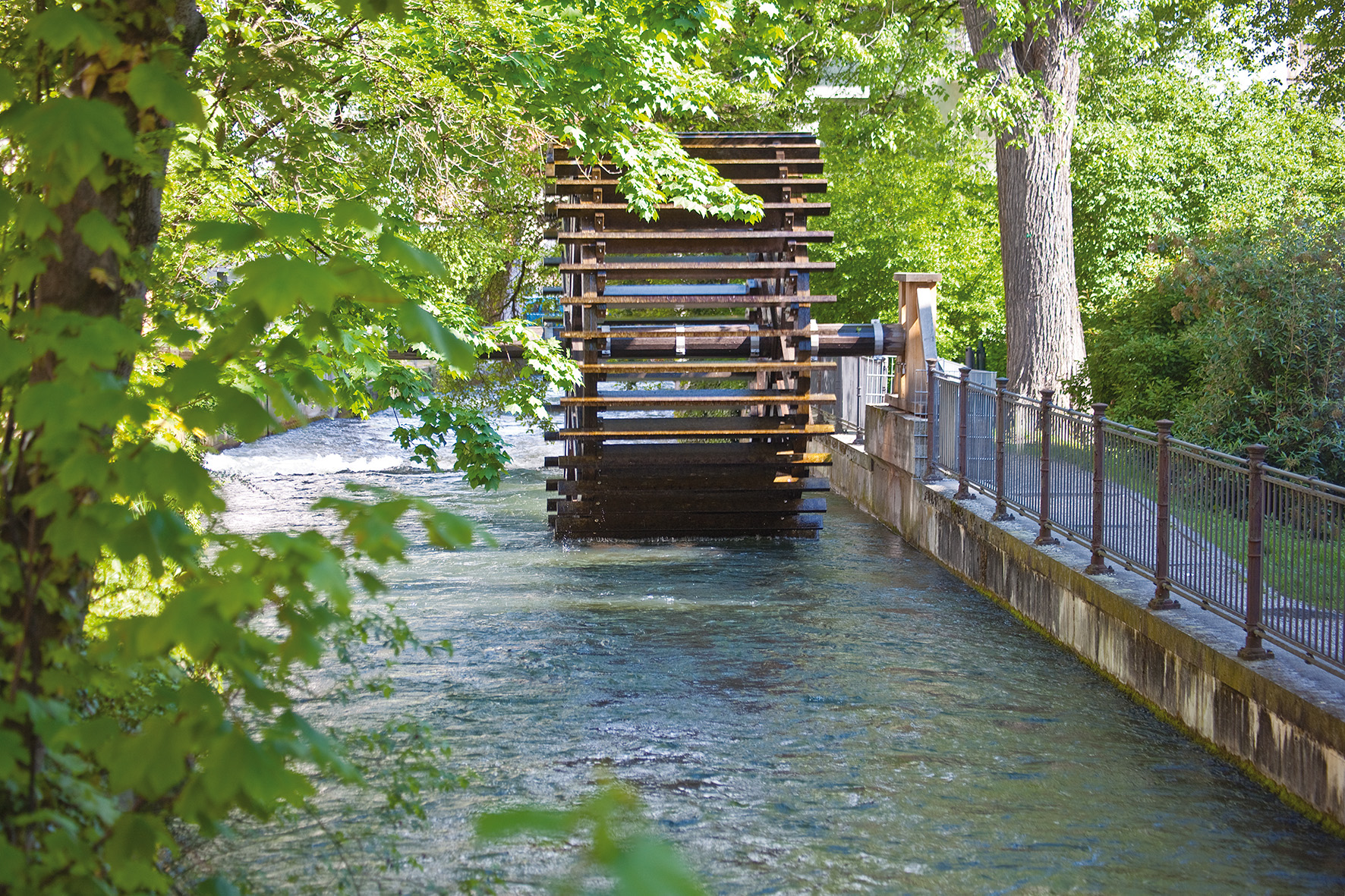 Ein hölzernes Wasserrad am Schwallech, einem der Lechkanäle im romantischen Augsburger Lechviertel, früher wegen der reichen Wasserkraft das bevorzugte Quartier der Augsburger Handwerker, erinnert an die Nutzung der Wasserkraft. Foto: © Martin Kluger