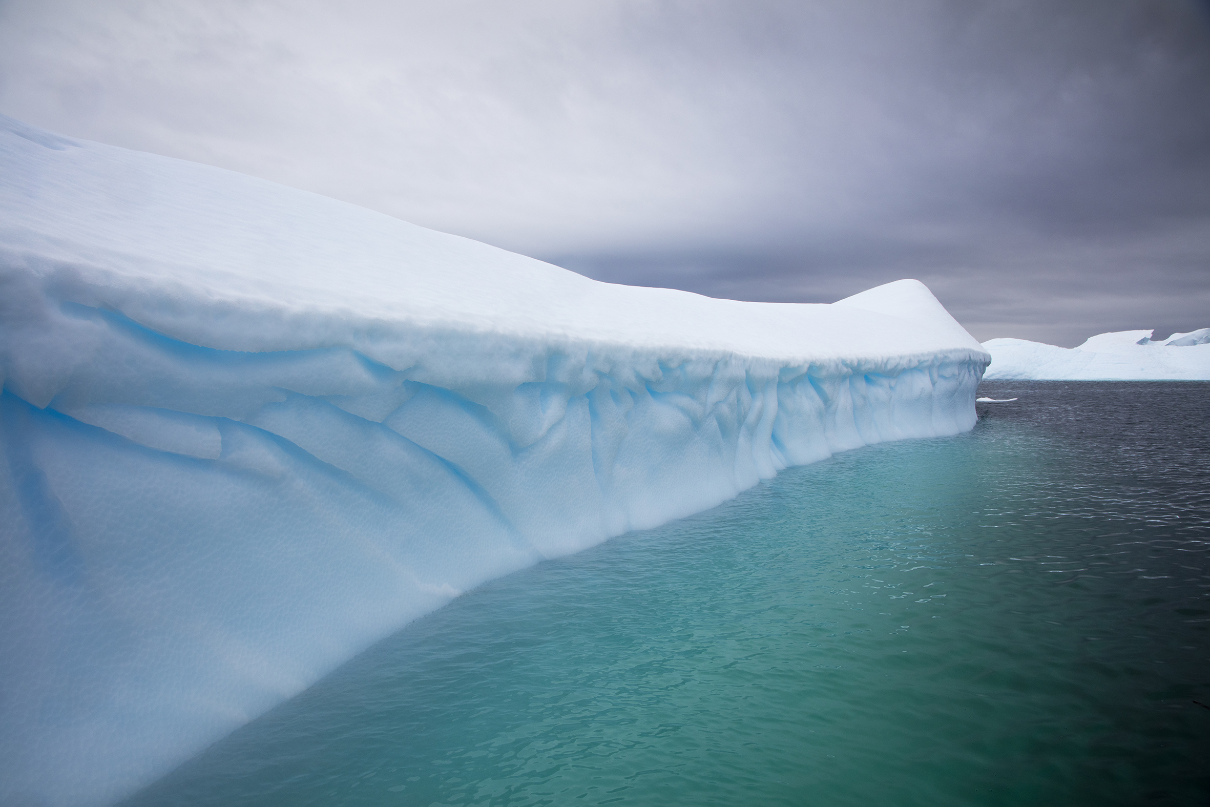 Ruhe vor dem Sturm: Eisberg in der Cierva Cove auf der Antarktischen Halbinsel. Foto: © Holger Leue / leue-photo.com