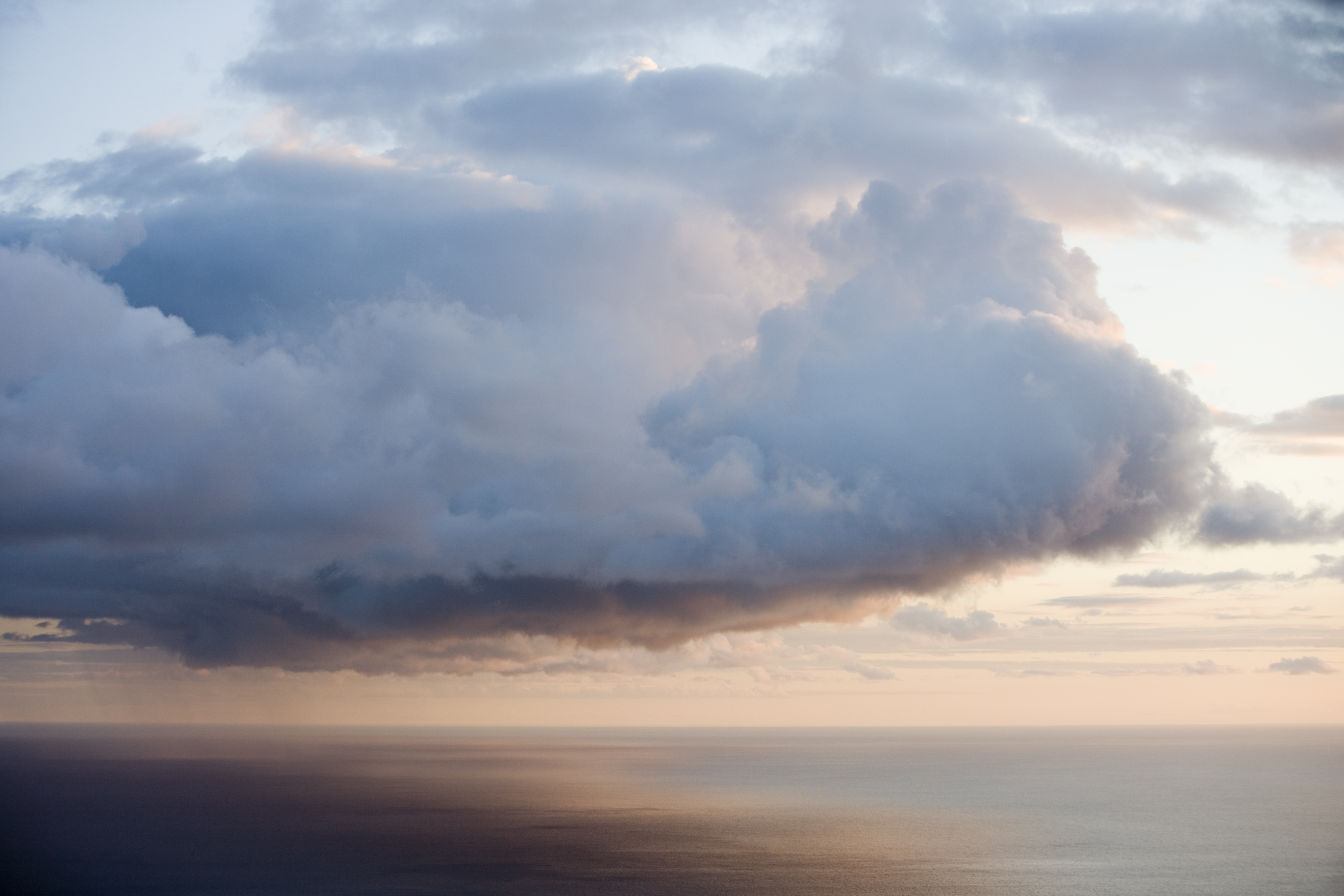 Das Zusammenspiel von Sturm und Sonnenuntergang erschafft eine dramatische Kulisse, in der die rohen Kräfte der Natur und die Schönheit des abendlichen Himmels in atemberaubender Harmonie aufeinandertreffen. Foto: © Holger Leue / leue-photo.com