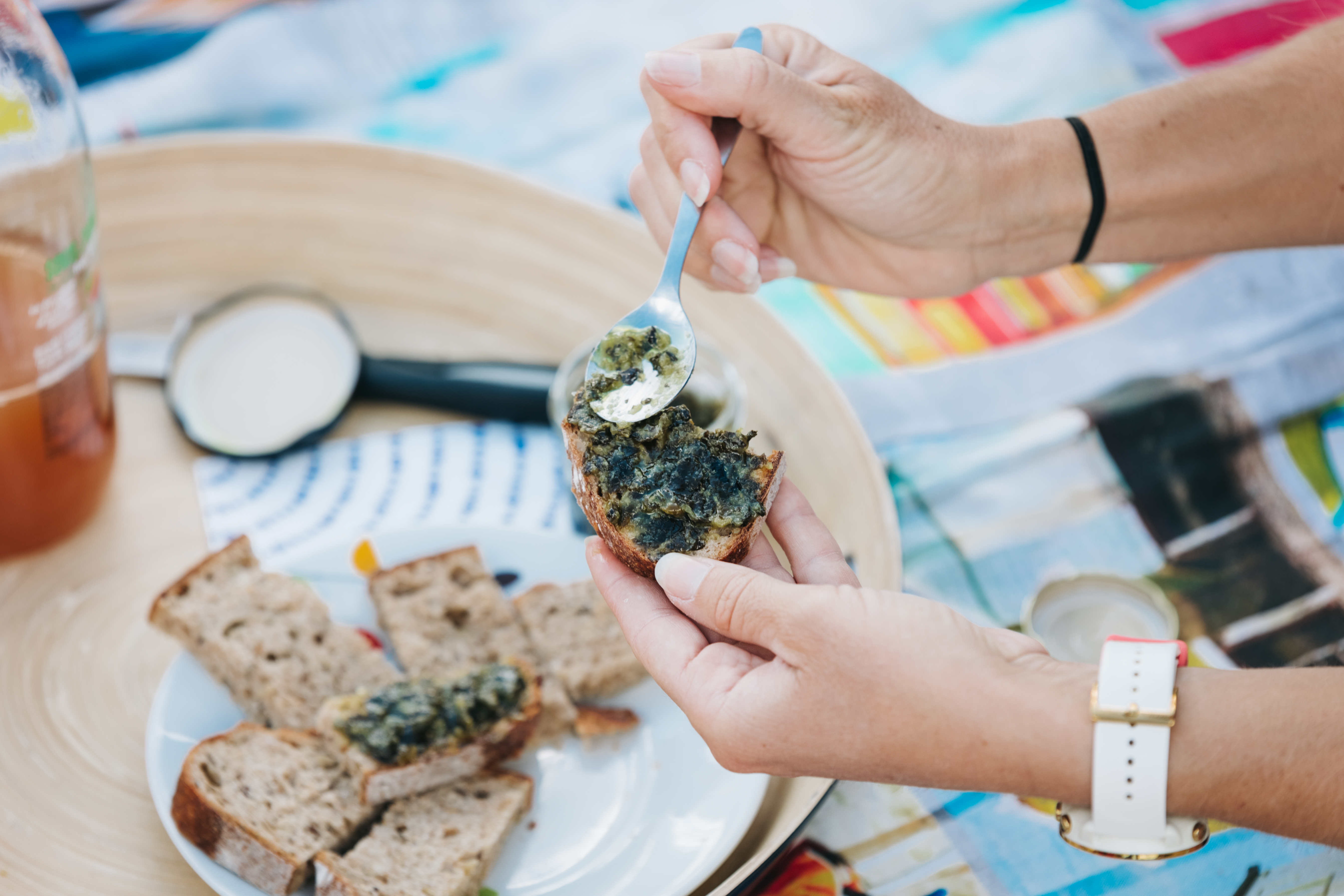 Dank ihrer Vielseitigkeit sind Algen inzwischen überall zu finden. Frisch aus dem Meer gepflückt sind sie als Zutat in einem Salat oder als Brotaufstrich sehr beliebt. Foto: © TOURISME BRETAGNE