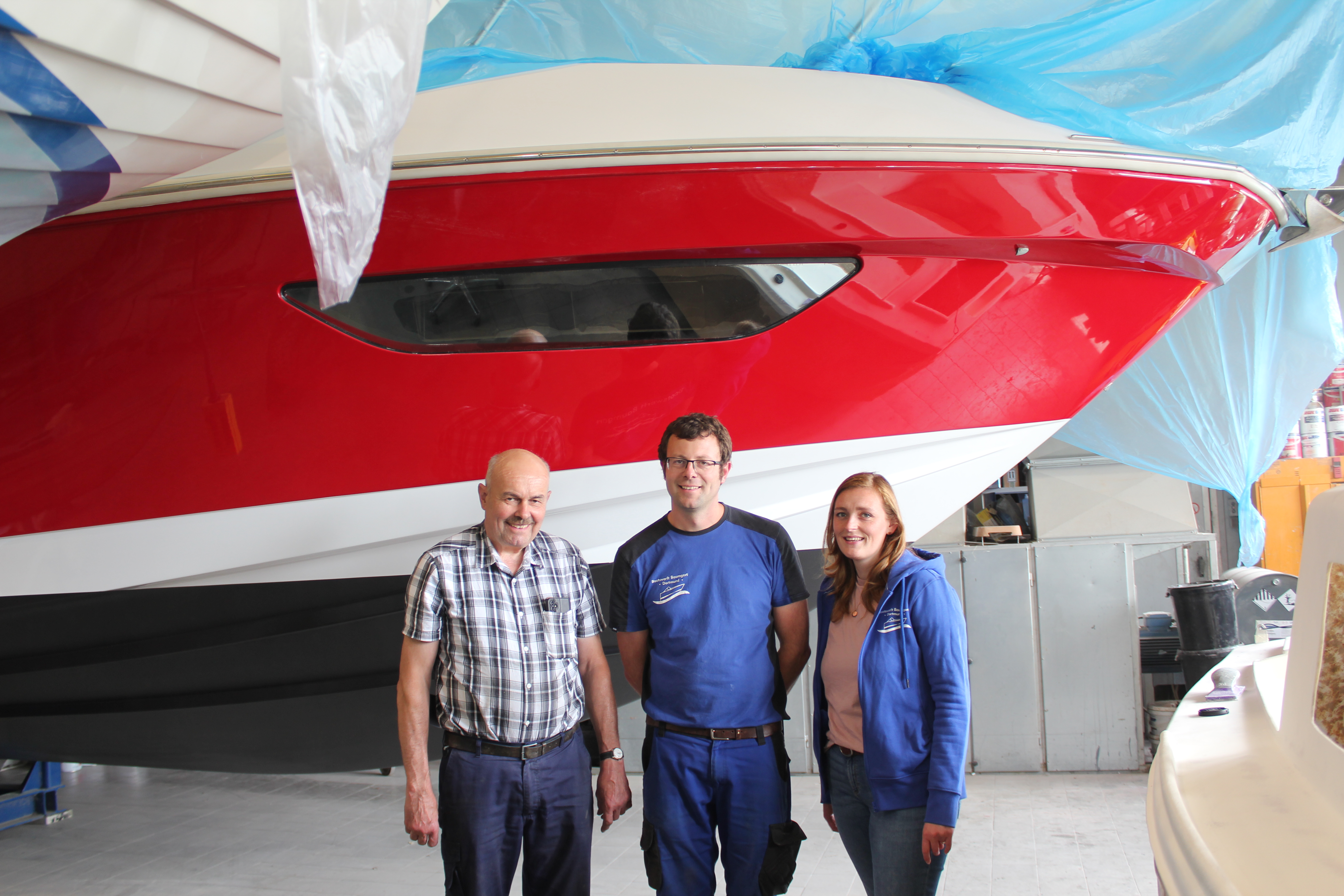 Für die vom Wasser begeistere Bootsbauerfamilie Lisa, Stefan und Norbert Baumgart (v.r.n.l.) ist die Arbeit gleichgestellt mit einem Hobby. Foto: © Bootswert Baumgart