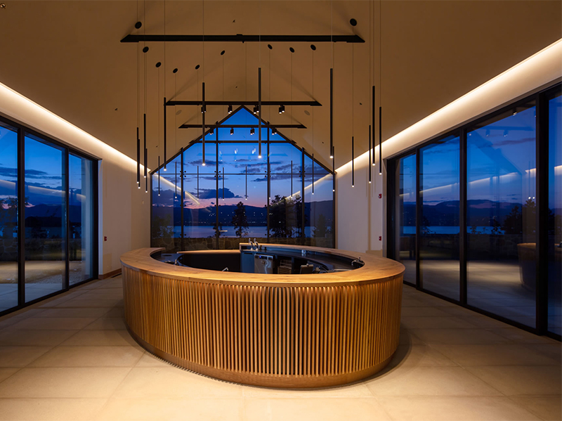 Olson Kundig Architects, Meiklejohn, Arcanum Architecture haben Dynamic Fenestration Produkte mit Swisspacer verwendet, um die Cedar Creek Winery perfekt in die Hügel des Okanagan-Tals zu integrieren. Foto: © Nic Lehoux