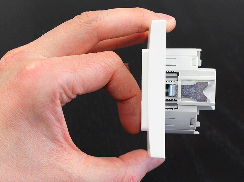 Vorhandener Schalter raus, neue Funk-Steuerung rein: Als Problemlöser für diverse Zwecke eröffnet das Produkt auch smarte App-Anwendungen für leitungsgebundene Motoren. Foto: © Selve