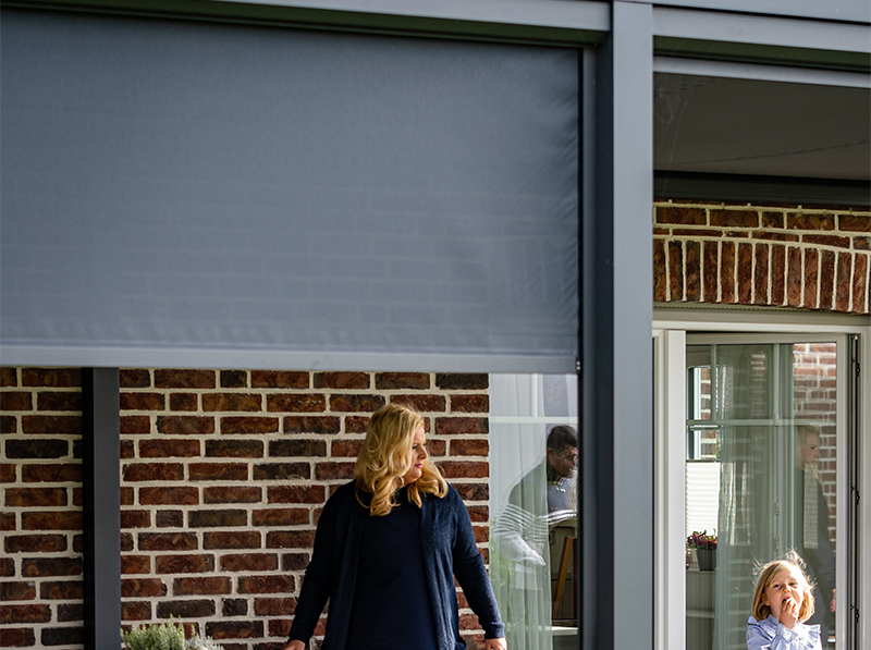 Rollladen- und Sonnenschutzl&ouml;sungen tragen dazu bei, Wohn- und Au&szlig;enbereiche auch bei ver-&auml;nderten klimatischen Bedingungen komfortabel nutzbar zu halten. Foto: © BVRS