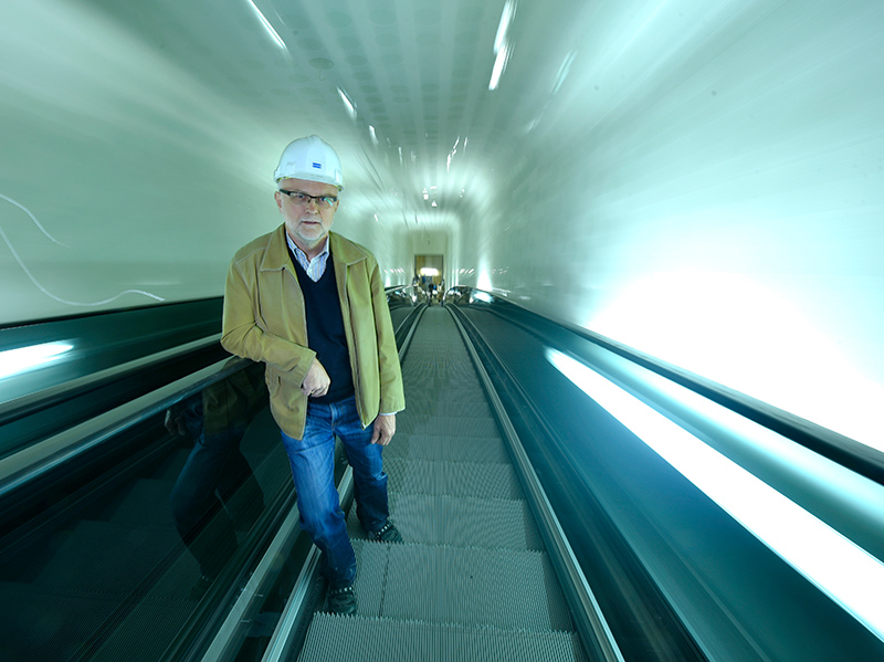 Project manager Heiner Zeiger using the arched escalator. Photo: © Kone / Christian Augustin