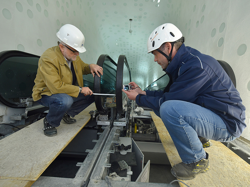 In conversation about the arched escalators: project manager Heiner Zeiger (left) and TÜV representative Achim Hüsch. Photo: © Kone / Christian Augustin