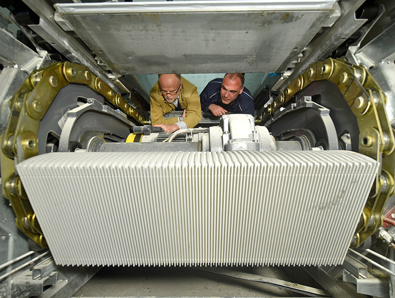 The arched escalators are installed: project manager Heiner Zeiger (left) and TÜV representative Achim Hüsch talking. Photo: © Kone / Christian Augustin