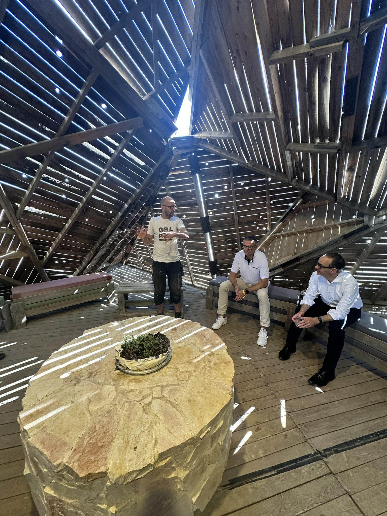 Die Holzkonstruktion auf der Dachterrasse von Muslala in Jerusalem wurde mit Hilfe deutscher Praktikanten gebaut. Foto: © Lars Otten/DHB