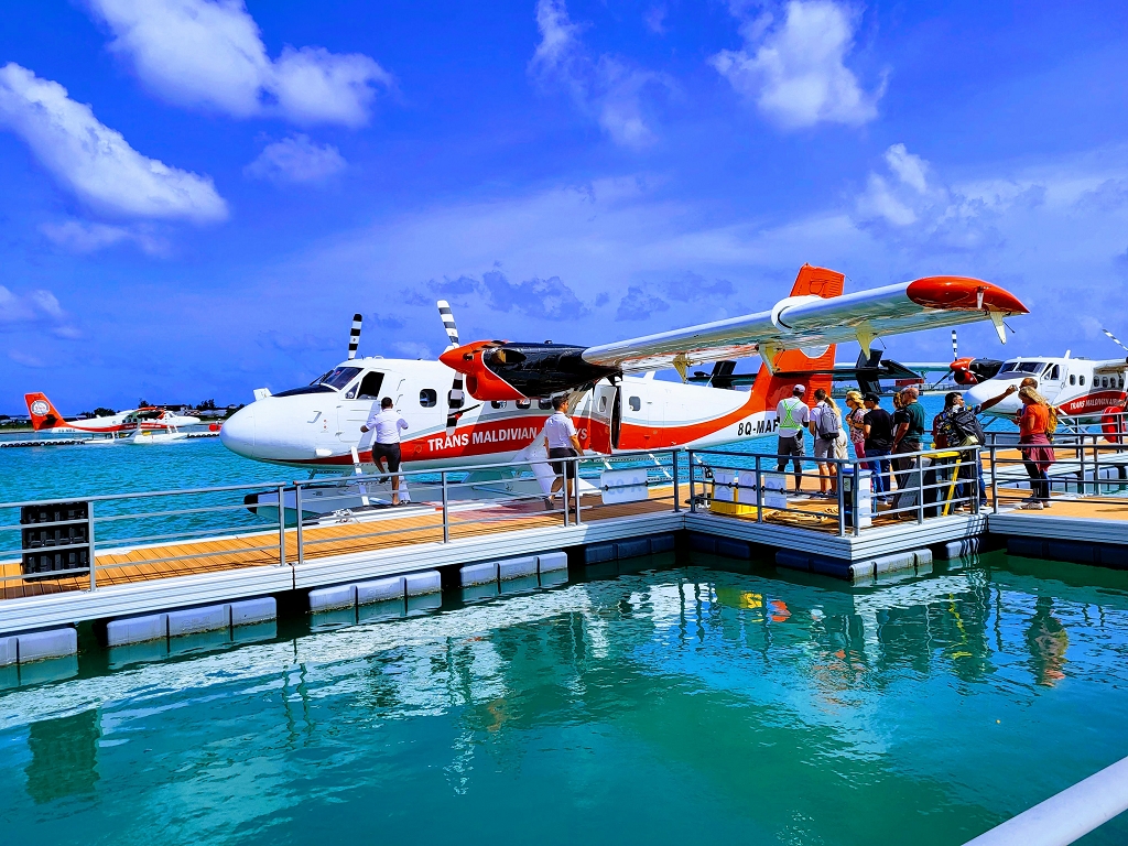 Mit Wasserflugzeugen oder Schnellbooten werden die Gäste auf die Inseln gebracht. Foto: © Kurt Sohnemann