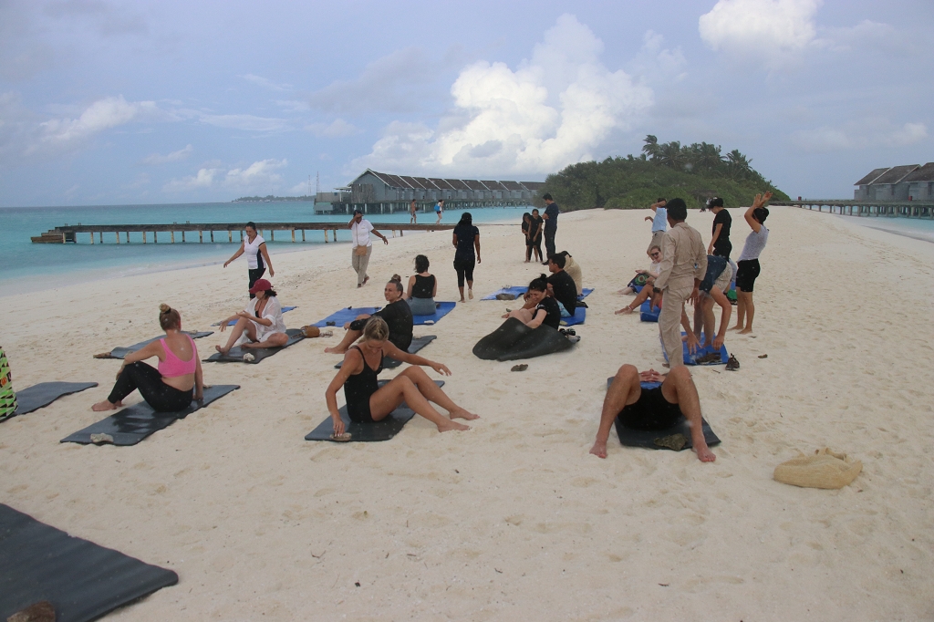 Die lange Sandbank vor den Villen im Wasser eignet sich hervorragend für Yoga-Übungen. Foto: © Kurt Sohnemann