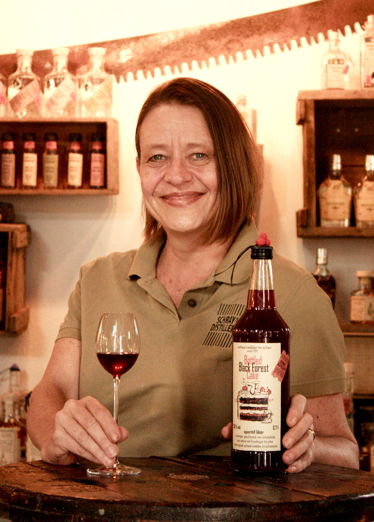 Setzt auf lokale Erzeugnisse von Streuobstwiesen und Demeter zertifizierte Trauben: Katrin Schray. Foto: © Schray's Distillery