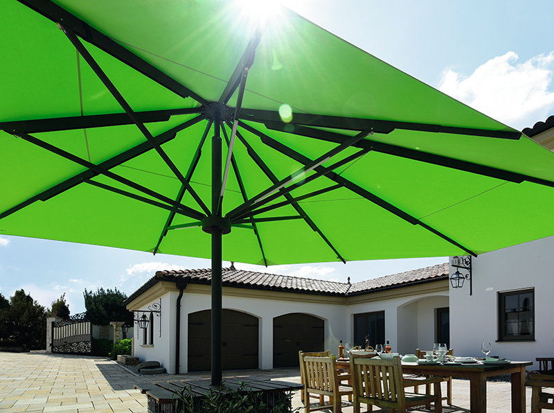 Mit einer Spannweite von bis zu sieben Metern können auch große Freiflächen beschattet werden Foto: © Caravita