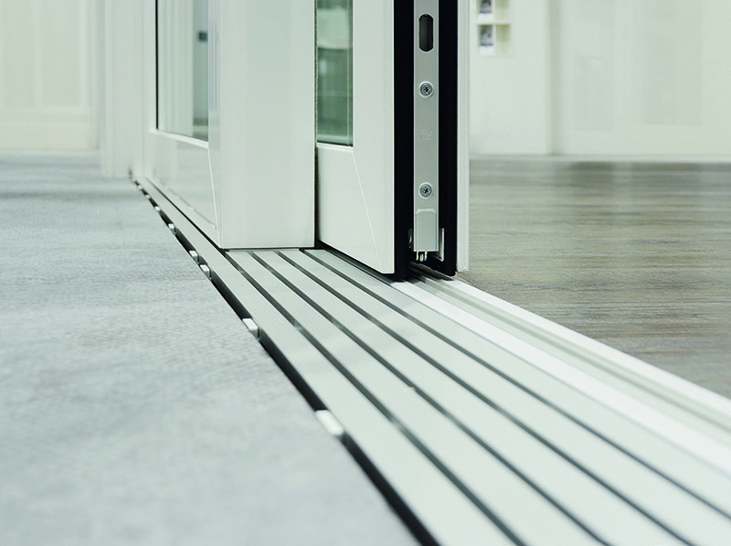 Hebeschiebeelement (Kunststoff) mit GU-thermostep barrierefrei. Foto: © Gretsch-Unitas
