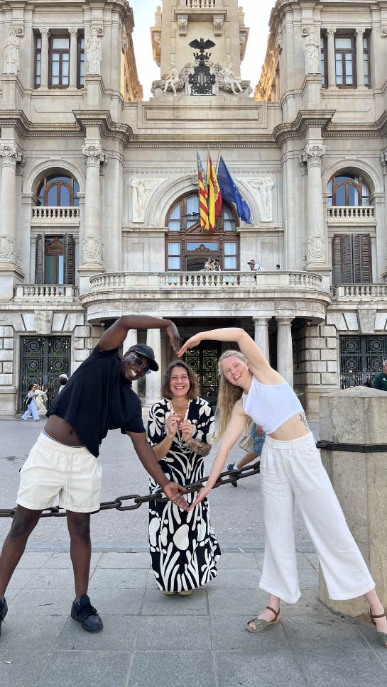 v.l.n.r: Ben, Maren und Lea vor dem Rathaus Valencias. Foto: © Verlagsanstalt Handwerk GmbH