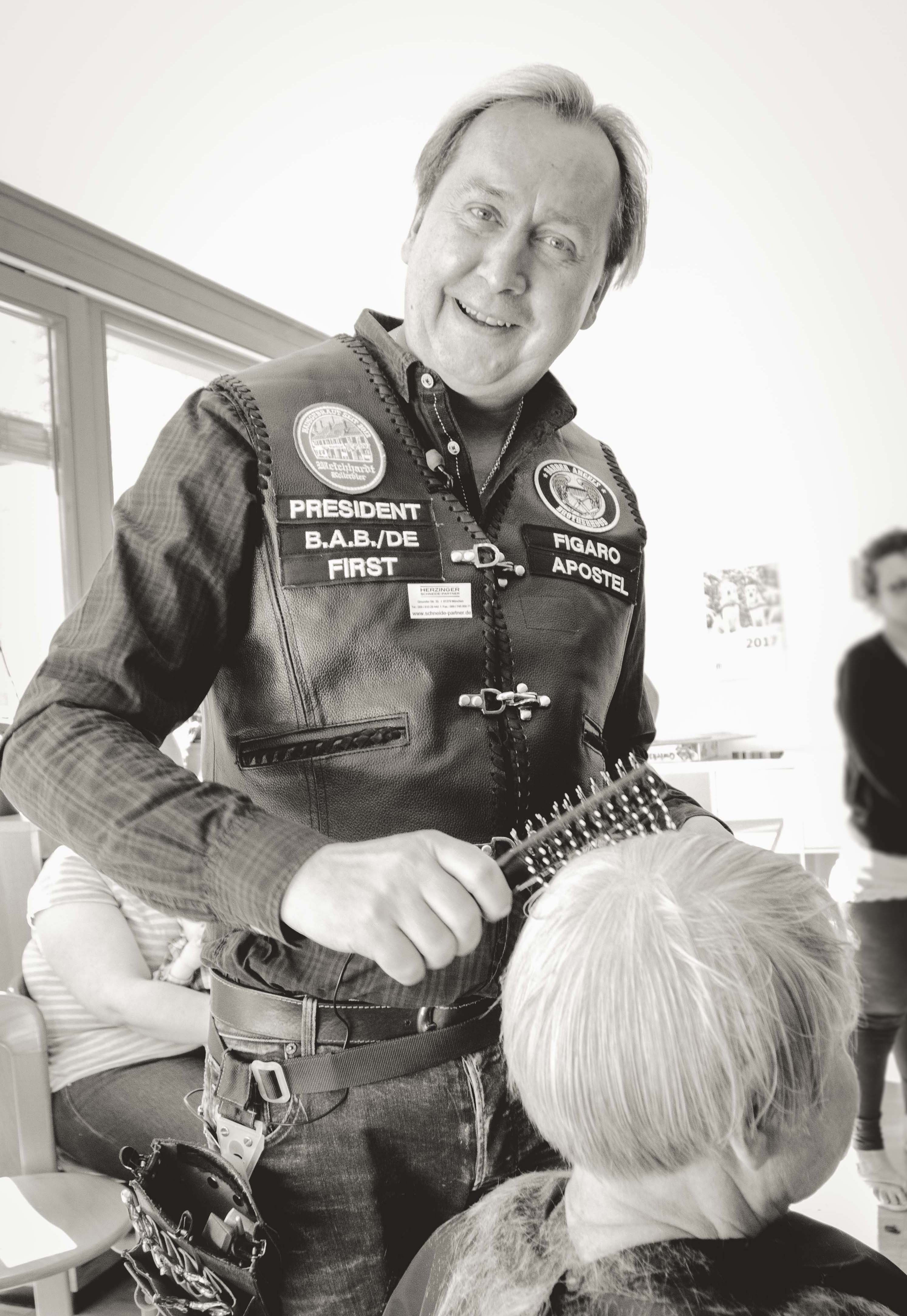 Friseurmeister Claus Niedermaier hat die Bruderschaft gemeinsam mit Kollegen 2016 gegründet. Foto: © Barber Angels Brotherhood e.V. / Viola Hedtke Decker / Emotion-Fotos.eu