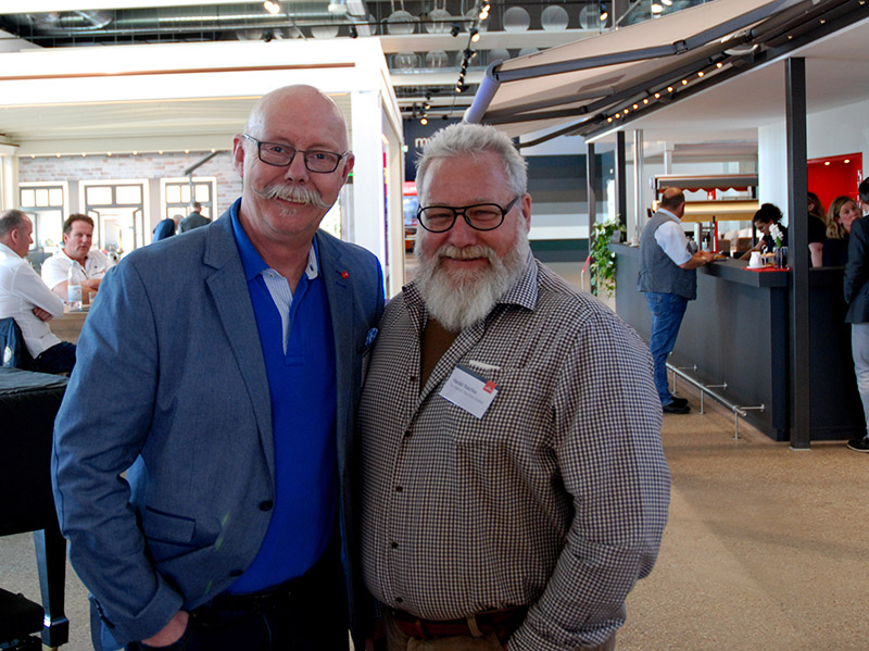 Vertriebsleiter Joachim Burg (l.), hier mit Fachpartner Harald Raschke aus Bonn, freute sich über die vielen Besucher am Sonnenschutztag. Foto: © Weinor