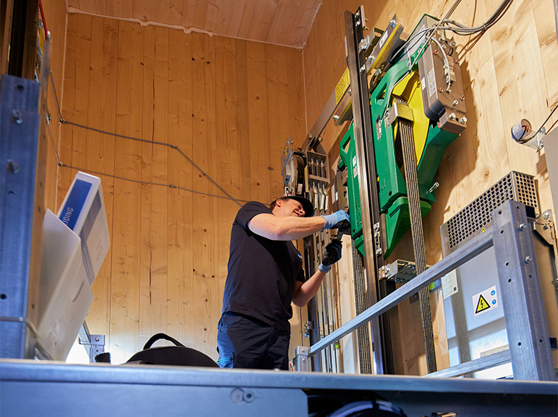 Einbau des MonoSpace 500 DX im Floating Office in Rotterdam, der dort drei Haltestellen anfährt. Beim Floating Office handelt es sich Kone zufolge sich um das größte schwimmende, vollständig aus Holz gebaute Bürogebäude der Welt. Foto: © Kone