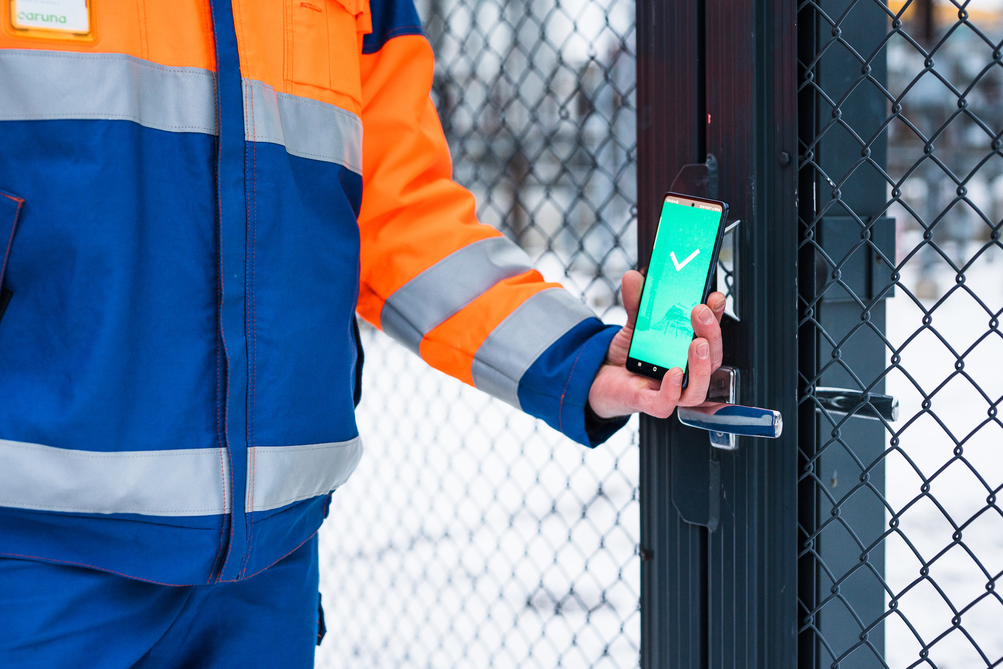 Access rights, temporary authorizations or an expiration date are sent to the relevant smartphone in real time. No unnecessary trips for technicians when access rights or areas change. Photo: © iLOQ / Christoffer Anttila