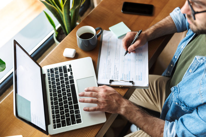 Auch für Kleinunternehmer und Soloselbstständige gilt die E-Rechnungspflicht. Foto: © vadymvdrobot/123RF.com