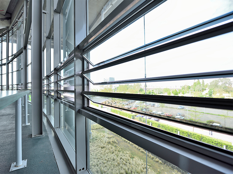 Fieger Lamellenfenster in der Volkswagen Arena (VfL Wolfsburg) in Wolfsburg, Foto: © Fieger Lamellenfenster GmbH