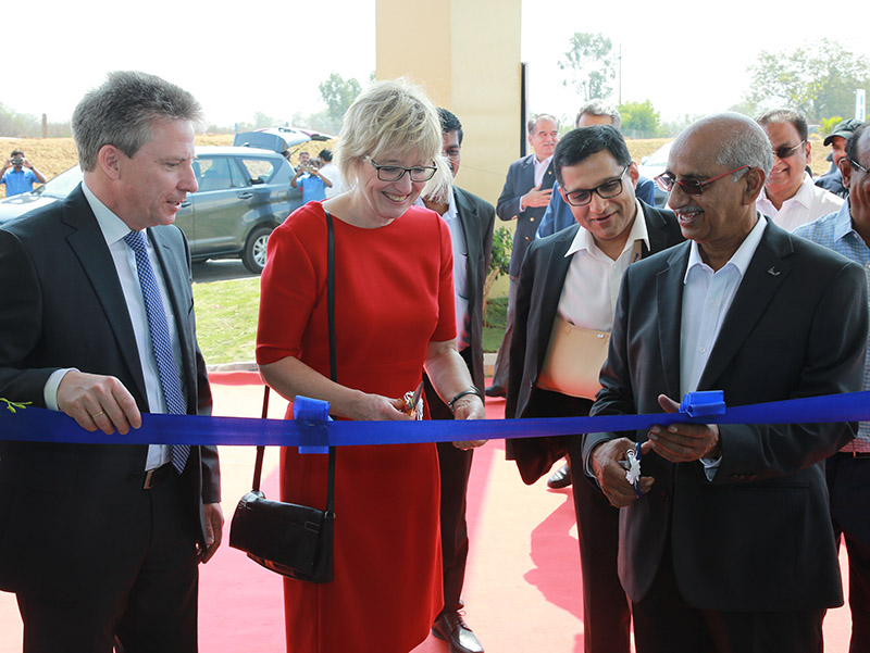 Gemeinsam mit dem indischen Partner NCL ist die Veka AG auch auf dem indischen Markt vertreten, seit 2019 mit einem neu errichteten Extrusionswerk. Im Beisein von Elke und Andreas Hartleif wurde der Standort feierlich eröffnet. Foto: © Veka