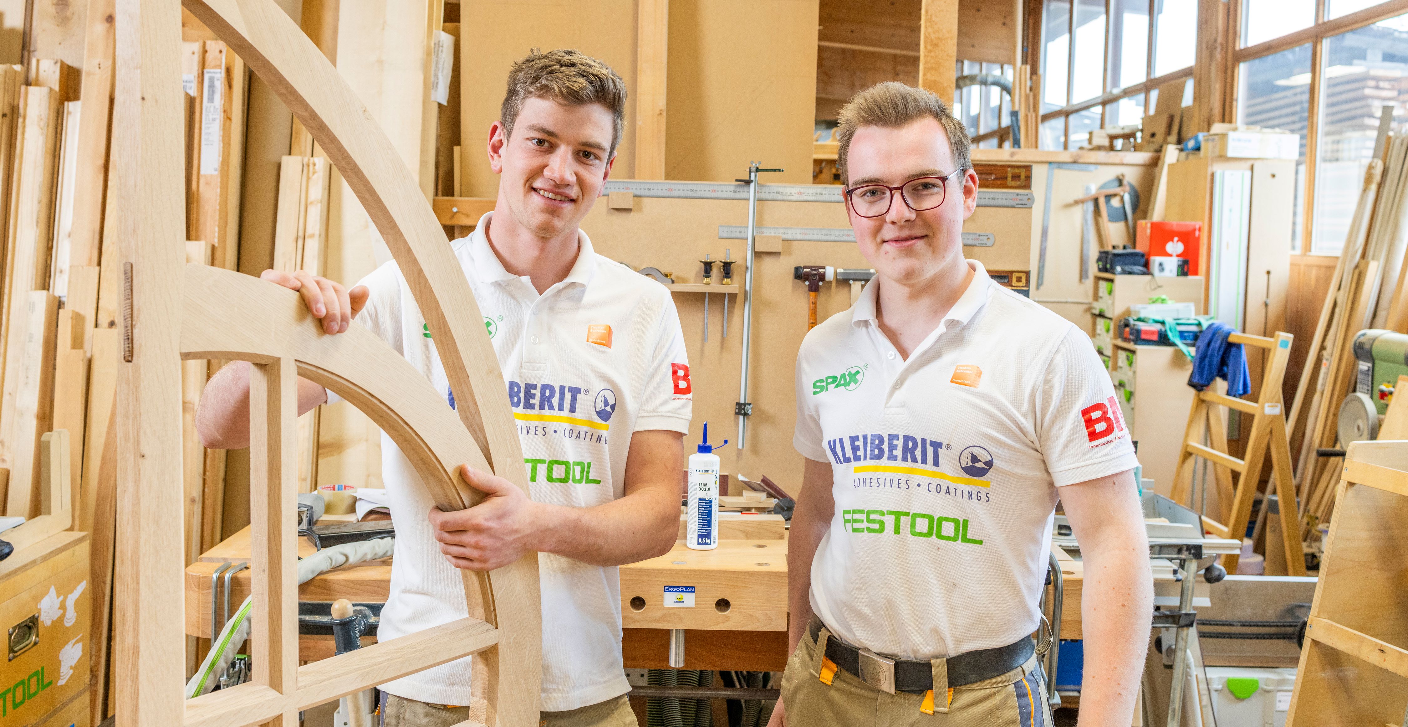 Tischler Felix Wilhelm (l.) und Elias Kleespies treten bei den WorldSkills in Lyon gegen die besten Bauschreiner und Möbeltischler an. Foto: © TSD/art-pix.com