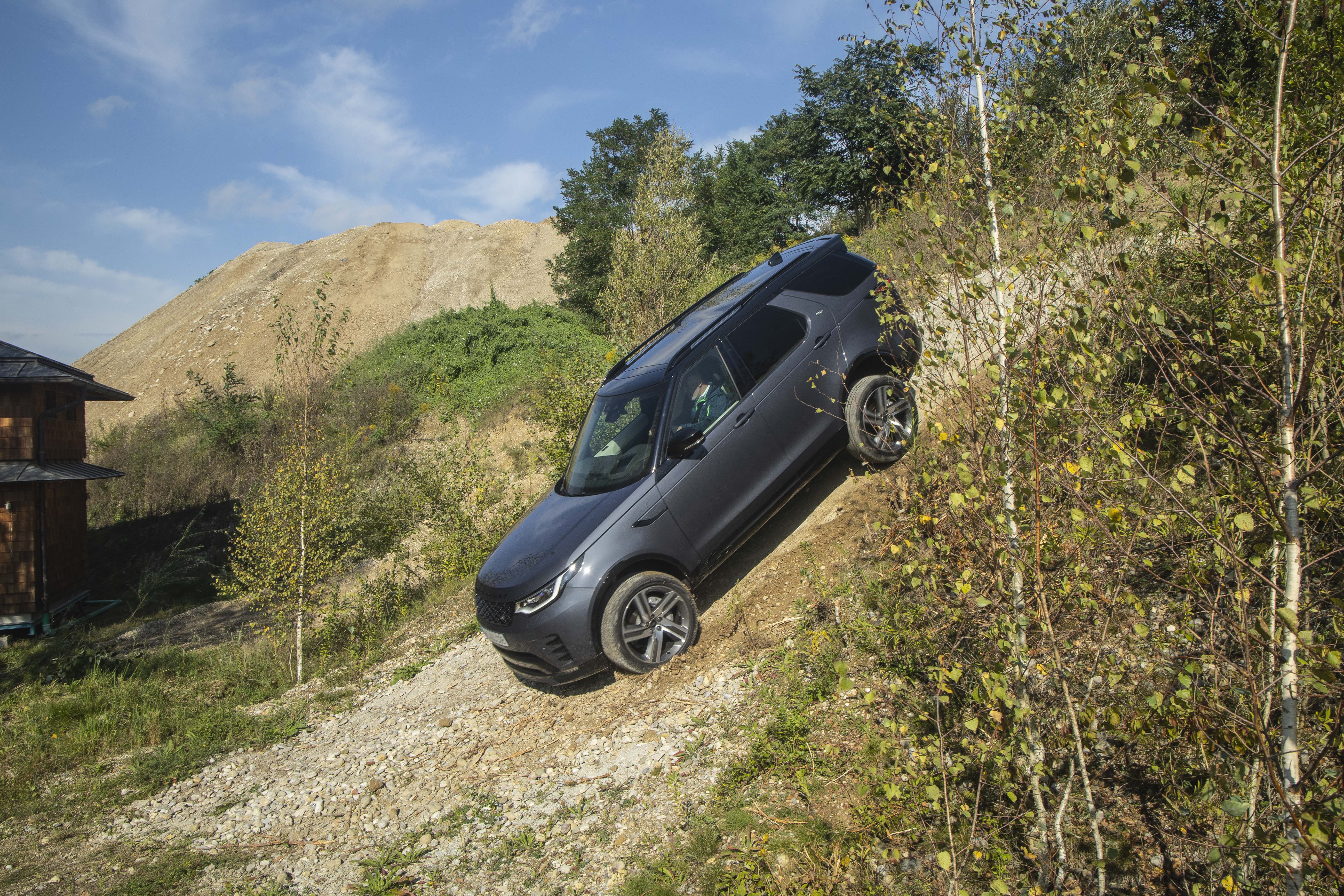 Der Discovery kann auch Gelände mit einer Bodenfreiheit von über 20 Zentimetern und einer Wattiefe von 90 Zentimetern. Foto: © Land Rover / Gudrun Muschalla