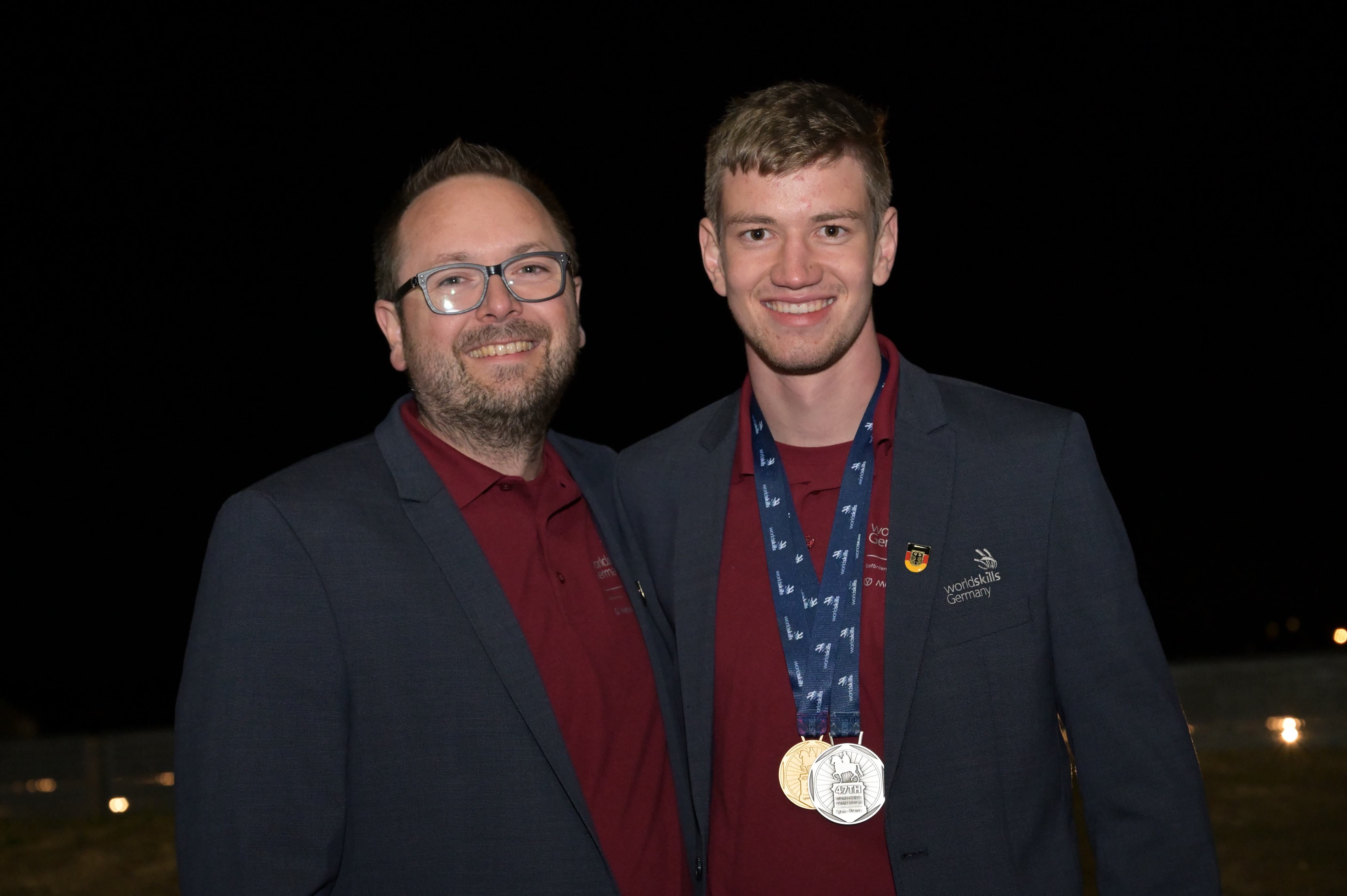 Freuen sich über die Silbermedaille sowie die Auszeichnung Best of Nation bei den WorldSkills 2024: Tischler Felix Wilhelm (rechts) und Bundestrainer Markus Rauscher Foto: © WorldSkills Germany/Martin Klindtworth