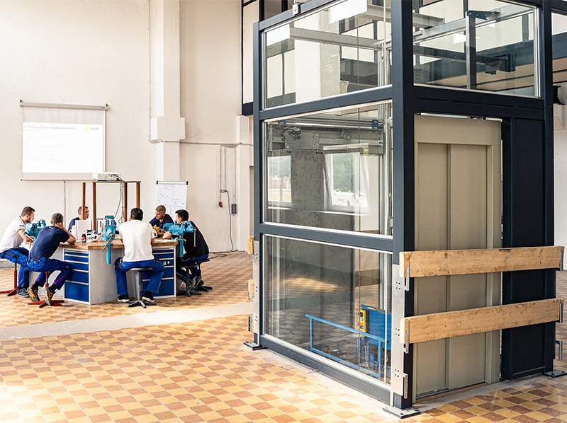 Assembly of the lift car: Assembly work in a team under the guidance of the trainer at the trainers at the Thor Academy's Menteroda training centre, which is also used for VFA Academy training courses. Photo: © THOR Industriemontagen GmbH & Co. KG