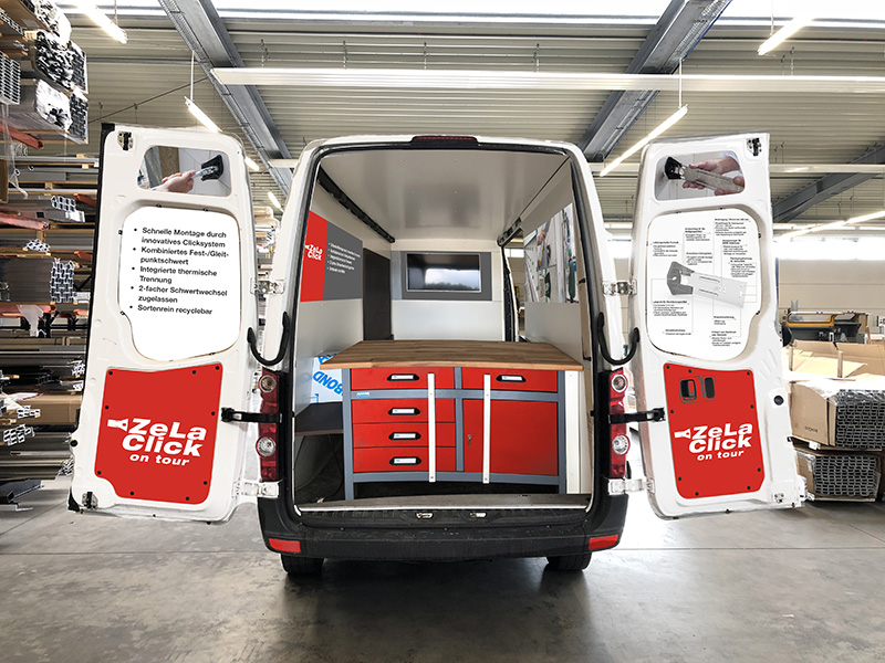 Innovativ bepackt: Mit ihrem extra für die Aktion umgebauten Crafter bringt BWM ihre neue, bauaufsichtlich zugelassene ZeLa Click Wandkonsole zu den Kunden. Wer will, kann den Fassadenhalter selbst ausprobieren und erfahren, wie er per „Click“ einfach und schnell Sicherheit und Nachhaltigkeit beim Bau der VHF erhöht. Foto: © BWM Fassadensysteme GmbH