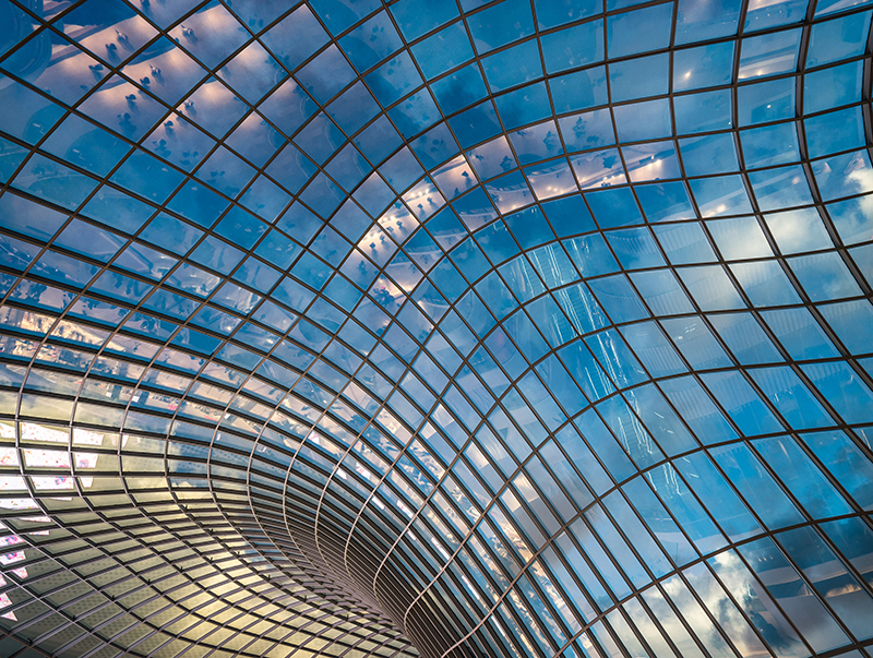 Der Kömmerling-Randverbund mit Ködispace 4SG gewährleistet selbst bei anspruchsvollen Anwendungen wie kaltgebogenen Isolierglaselementen dauerhafte Energieeffizienz und Funktionalität. Foto: © Kömmerling Chemische Fabrik