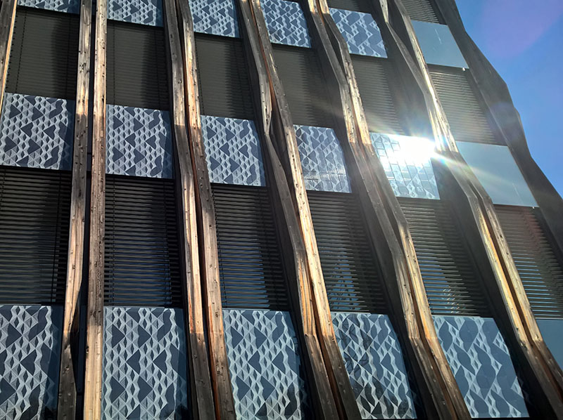 Bei dem Stuttgarter Züblin-Gebäude Z3 wurde mit Kömmerling als Partner eine geklebte Photovoltaik-Fassade mit einem lastabtragenden Klebstoff realisiert. Foto: © Ed. Züblin AG
