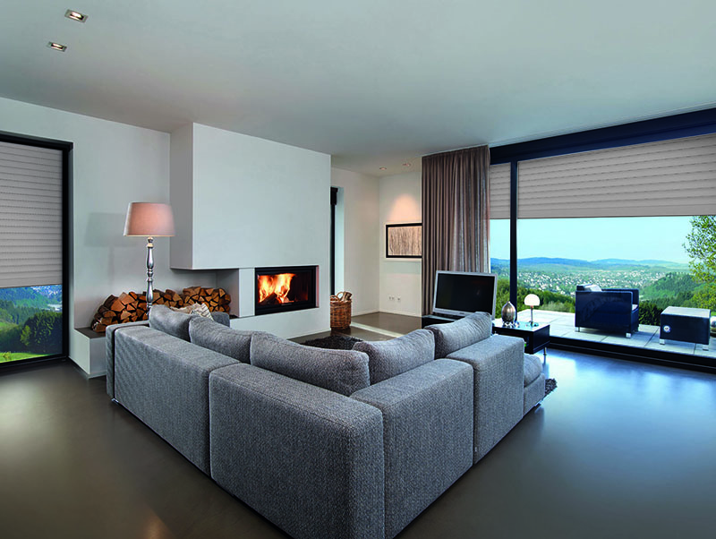 Die Bewohner haben auch von unterwegs jederzeit Zugriff auf ihr smartes Zuhause. Foto: © Rademacher