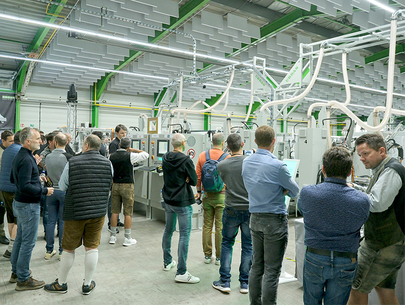 Groß war das Interesse der Besucherinnen und Besucher an der gezeigtem Fertigungstechnologie, hier an den Schweißmaschinen der CUT-Serie von Urban. Foto: © Marcus Wiesenhöfer/Urban