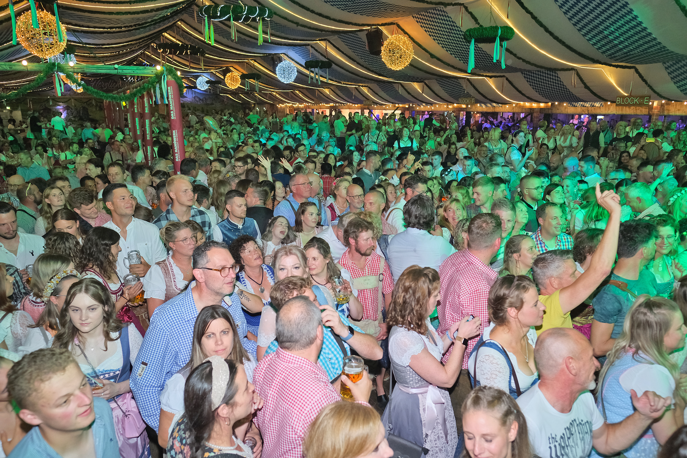 3.000 Gäste feierten beim Oktoberfest der Handwerkskammer Koblenz mit und genossen das Gemeinschaftsgefühl im großen, ausverkauften Festzelt. Foto: © Michael Jordan