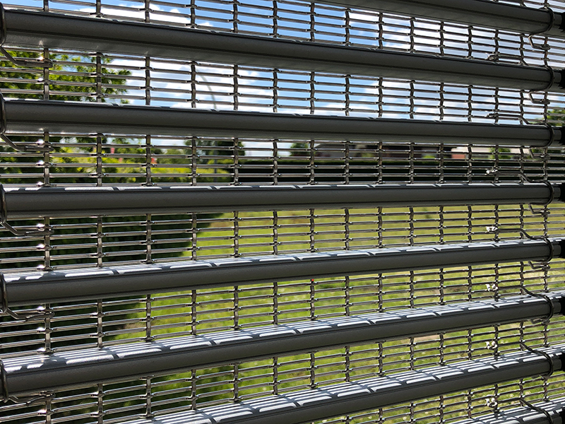 Die schlanken LED-Profile sind auf der Geweberückseite befestigt, so bleibt das typische Erscheinungsbild der Edelstahlgewebefassade erhalten. Foto: © Haver & Boecker
