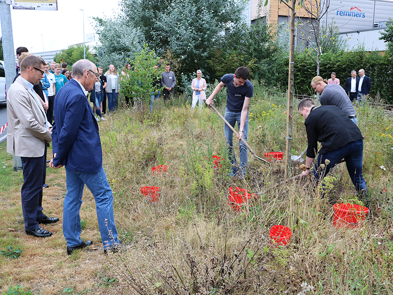 Die neuen Auszubildenden pflanzten im Beisein von Marcus Willen, Bürgermeister der Stadt Löningen und Gerd-Dieter Sieverding, Aufsichtsratsvorsitzender Remmers Gruppe AG, einen Walnussbaum. Foto: © Remmers, Löningen