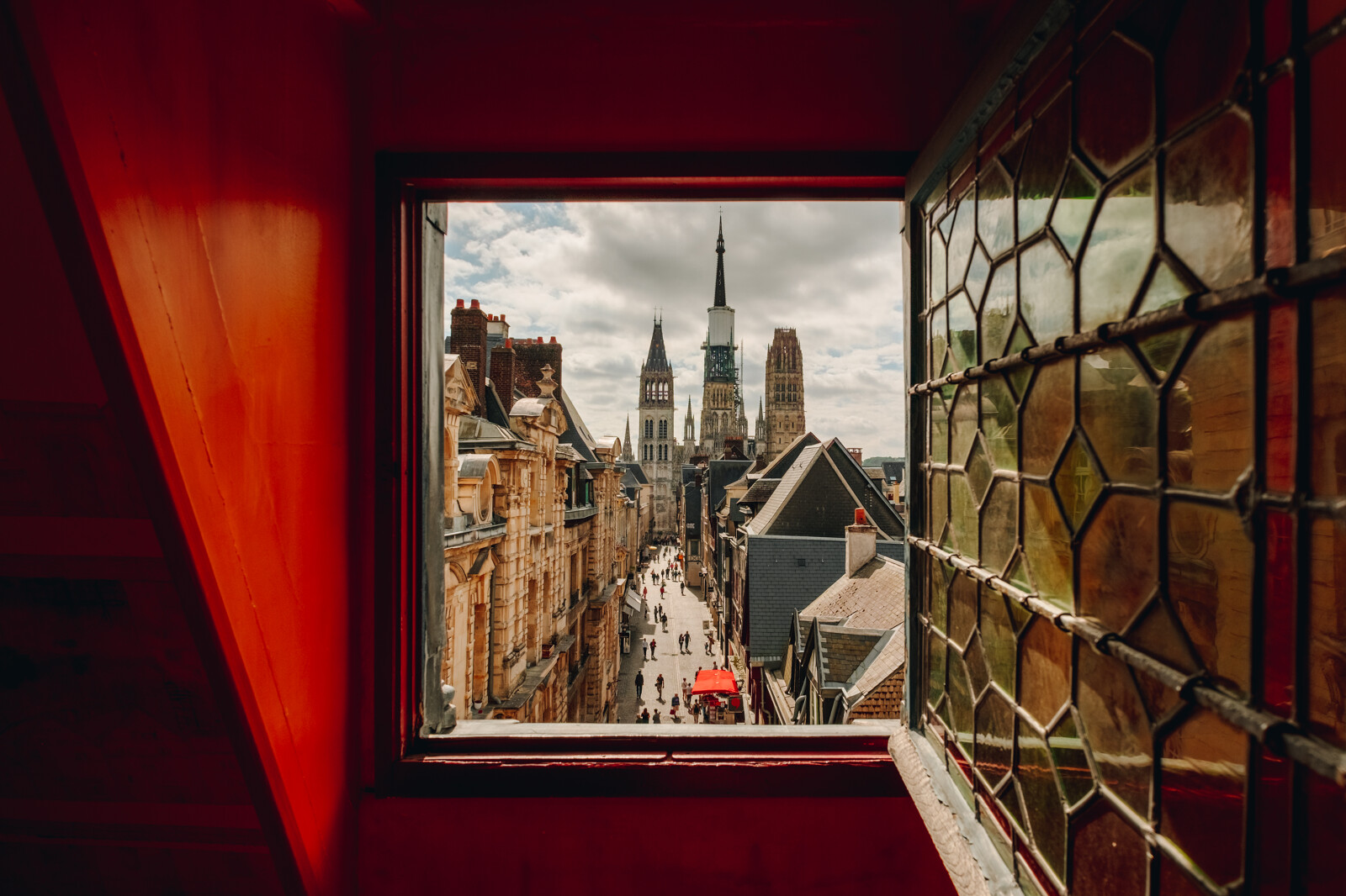 Ein Blick aus dem Fenster  des Gros Horloge auf die  Kathedrale von Rouen Foto: © Refuse to hibernate / Normandie Tourisme